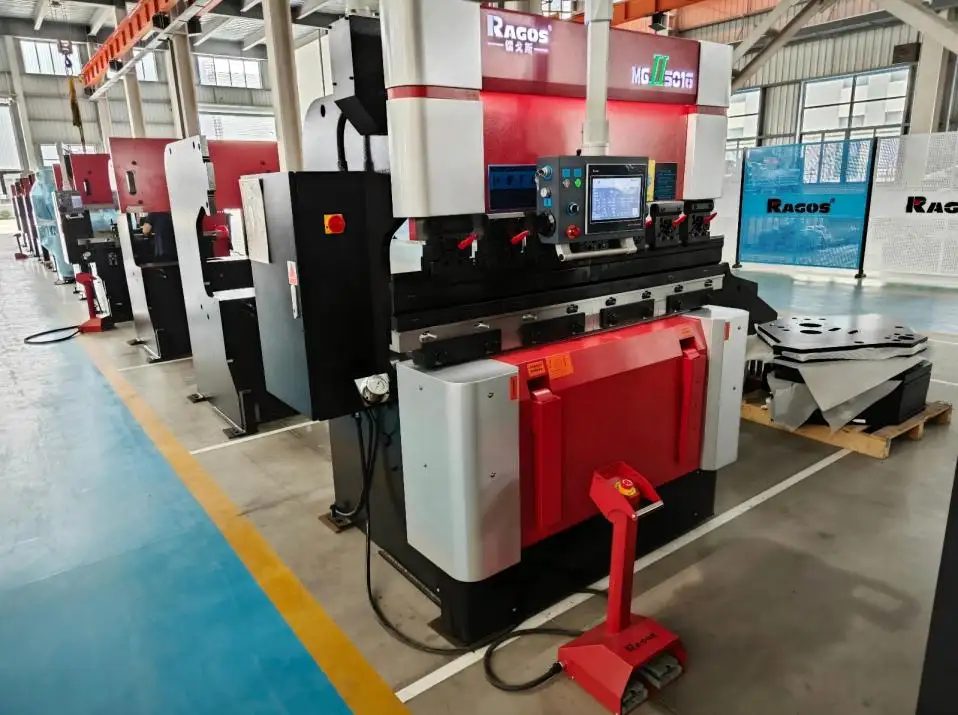 آلة ثني الألواح CNC