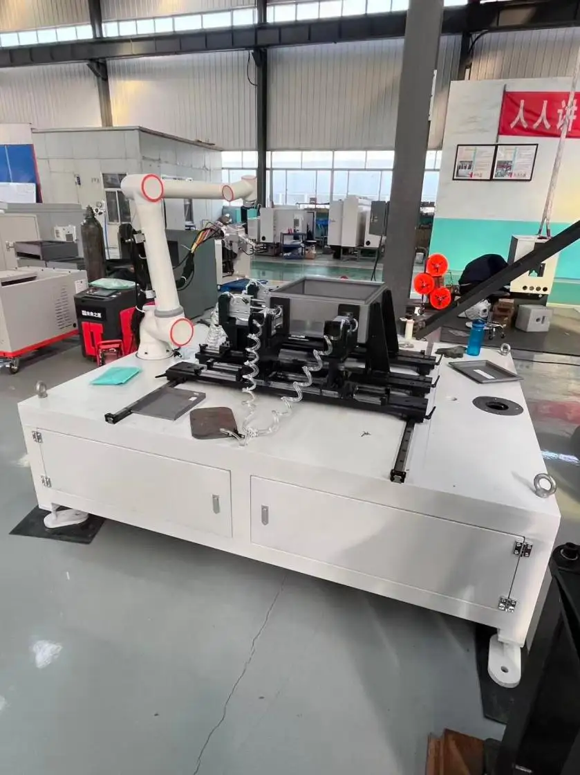 روبوت اللحام للحام في إطار السيارات