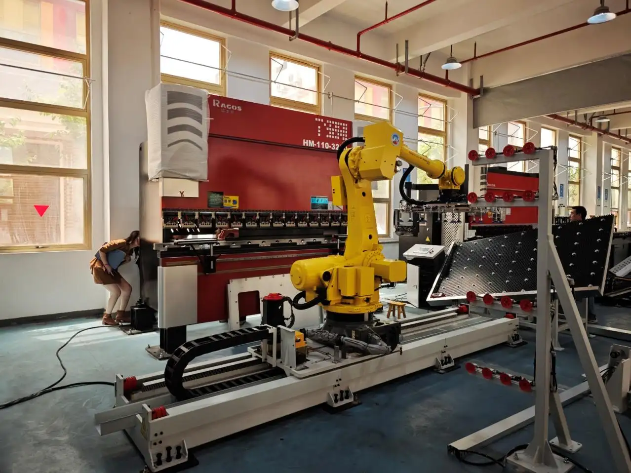 فرامل الضغط CNC الهجين مقابل فرامل CNC المتزامنة الكهروهيدروليكية