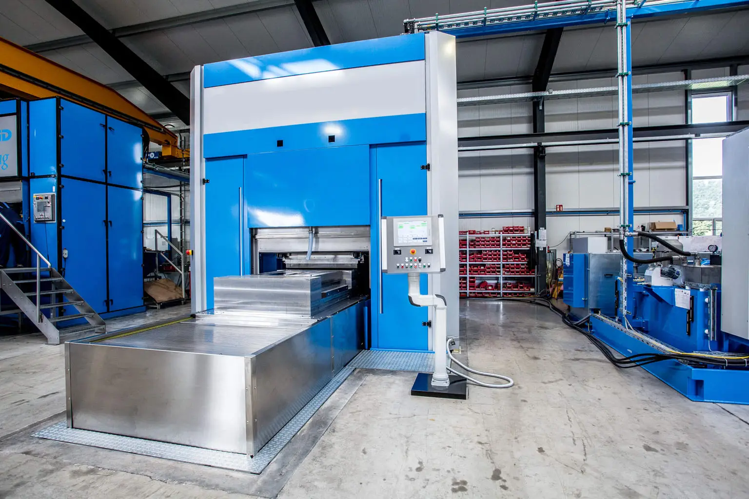 تشكيل المعادن: العمليات, الأنواع, والتطبيقات العملية