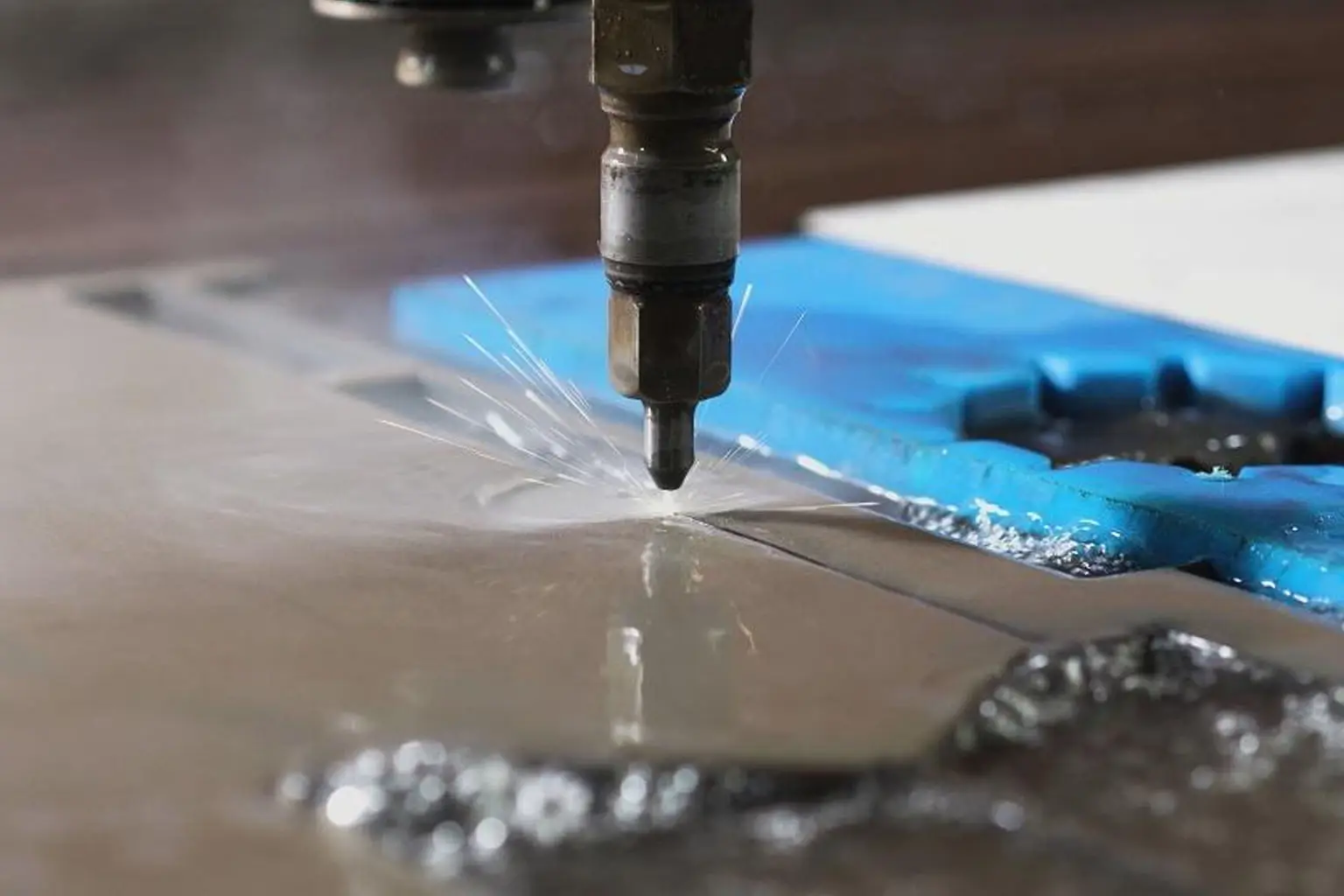 أساسيات قطع النفاث المائي: كيف يعمل ولماذا يهم