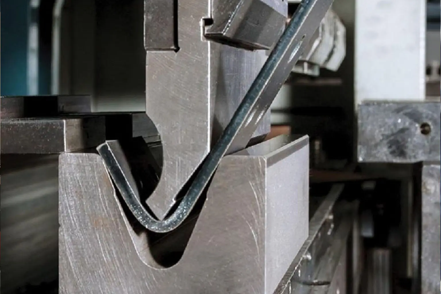 مجموعات فرامل الضغط: تعزيز الدقة والتنوع في ثني المعادن