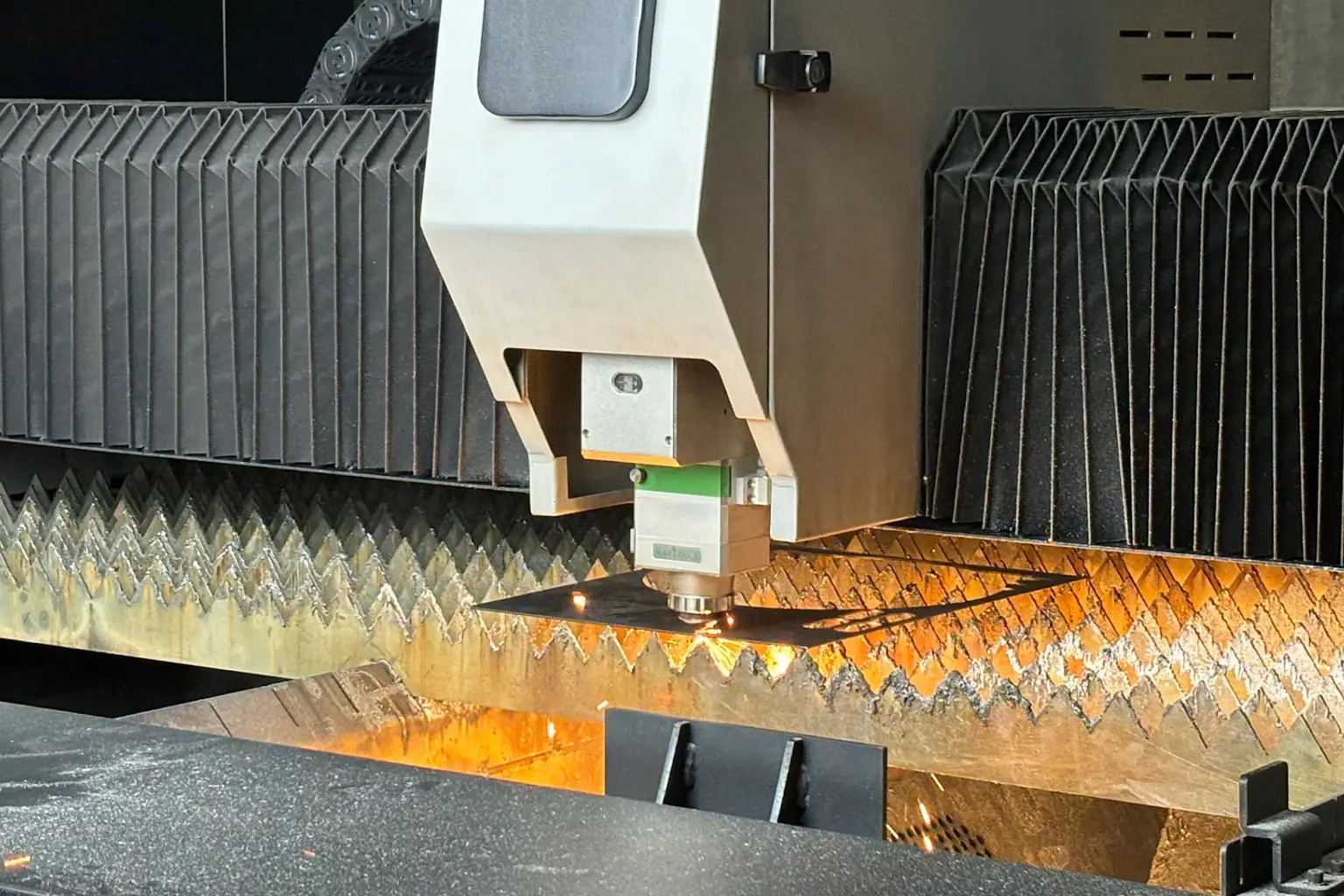 سمك قطع الليزر الليفي: ما مدى سمك قطع الليزر الليفي?